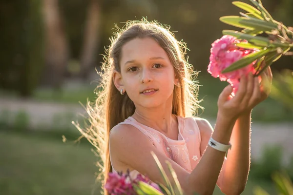 Niña Con Flores Rosadas Parque — Foto de Stock