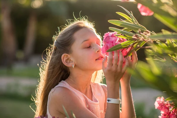 Little Girl Pink Flowers Park — Stock Photo, Image