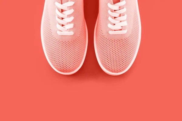 Trenden Fotografi Temat Färg 2019 Living Coral Ljusa Orange Sneakers — Stockfoto