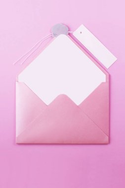 Pembe açık zarf harfli bir mum mühür ve bir ışık mor arka plan üzerinde kayıt için bir kağıt etiket. İletilere, örneğin romantik açıktır.