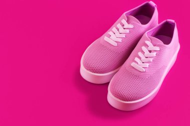 Yazıt için yer bıraktığı parlak Fuşya arka plan üzerinde pembe spor ayakkabı.