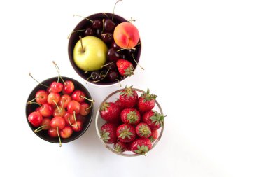 Beyaz bir arka plan üzerinde kase parlak sulu meyve.