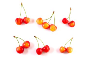 Ortaya konulan izole çilek kiraz beyaz bir arka plan üzerinde geometrik bir kompozisyon.