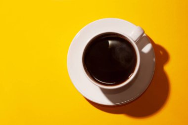 Yukarıdan bir parlak arka plan rengi Fuşya fotoğrafa kahve.