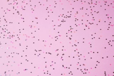 Konfeti bir pembe pastel zemin üzerine pembe pullu yıldız olarak.