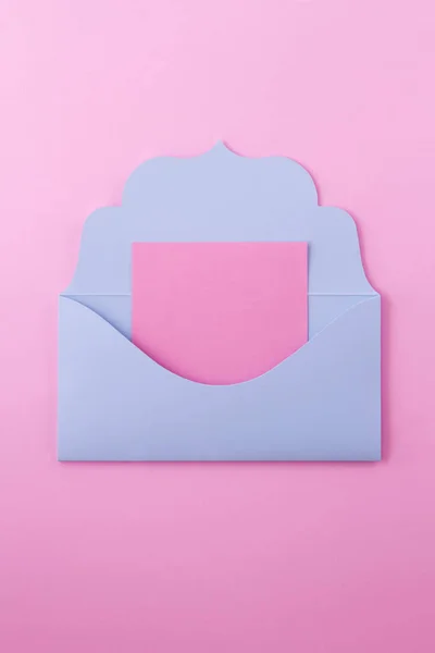 青色の封筒は 手紙です 封筒は たとえばロマンチックな任意のメッセージを書き込めますピンクのノートを参照してください — ストック写真