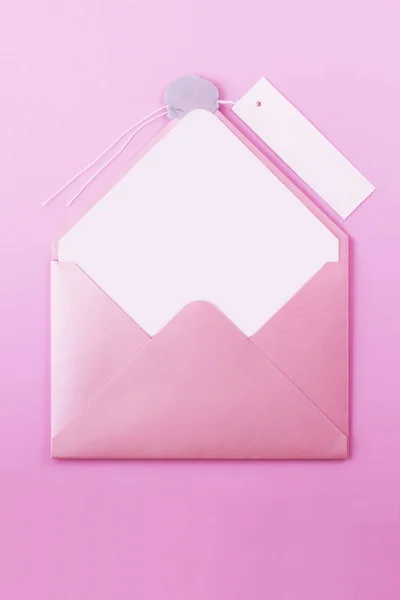 ピンク封筒の手紙を開くワックス シールと光紫色の背景に署名の紙ラベル それは たとえばロマンチックな任意のメッセージを開いて — ストック写真