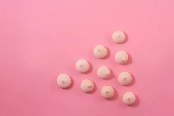 Biscoitos Zephyr Dispostos Com Uma Linha Vertical Fundo Rosa Suave — Fotografia de Stock