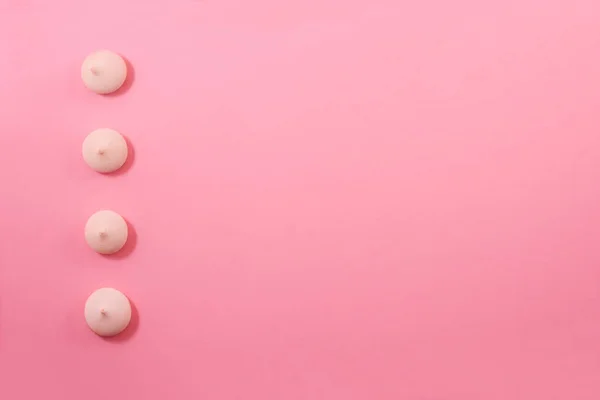 Zephyr 饼干在一个浅柔和的粉红色红色背景上设置了垂直行 — 图库照片
