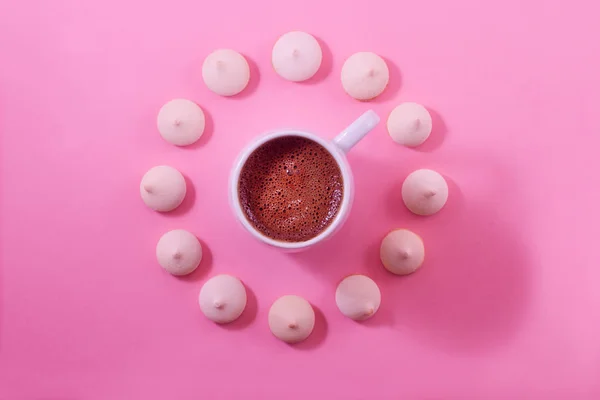 Egy Csésze Kávét Pillecukor Cookie Szerte Kupa Gyengéd Világos Rózsaszín — Stock Fotó