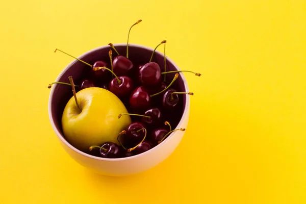 Una Cereza Dulce Madura Brillante Una Manzana Jugosa Amarilla Plato — Foto de Stock