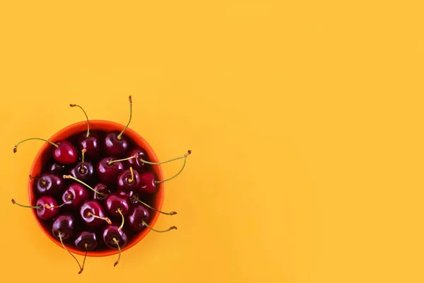 Cerezas Maduras Brillantes Plato Sobre Fondo Naranja — Foto de Stock