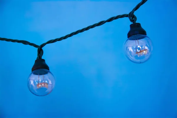Висячий Свет Две Лампочки Светящимся Одна Другая Идея Светло Голубом — стоковое фото