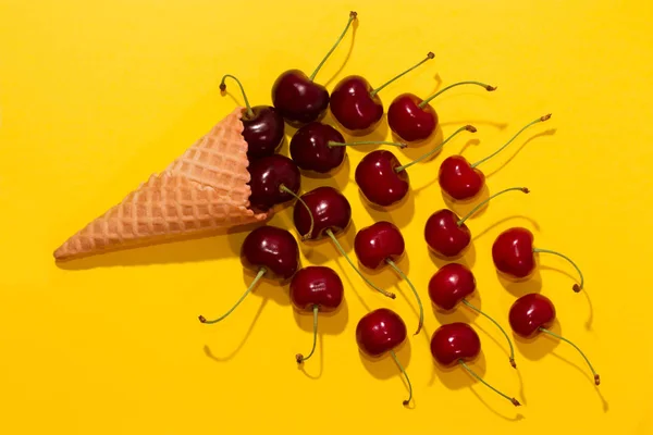 Cereza Derramada Del Cono Helado Sobre Una Mesa Sobre Fondo — Foto de Stock