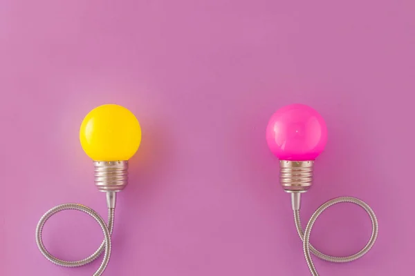 つの装飾的なランプの黄色とピンクの光紫色の背景に左右対称にあるし 洞察力とさまざまな創造的なアイデアを象徴します — ストック写真