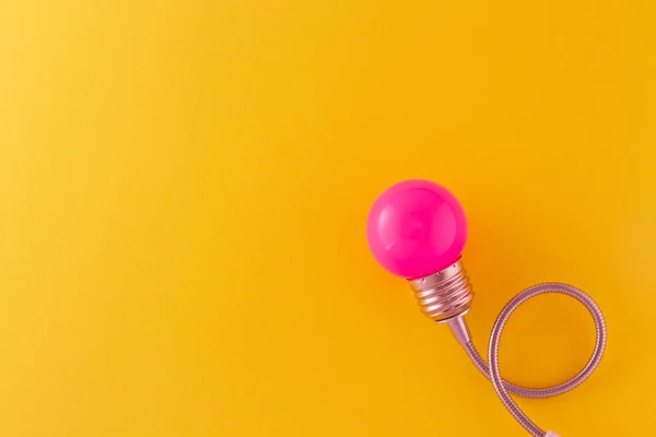 Una Lámpara Decorativa Rosa Encuentran Simétricamente Sobre Fondo Amarillo Brillante — Foto de Stock