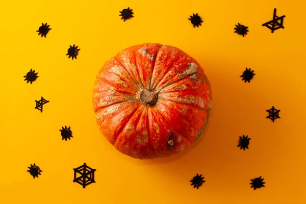 Conceptual Halloween Plano Tendido Sobre Fondo Amarillo Naranja Confeti Hecho — Foto de Stock