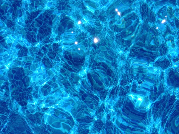 美しい純粋な青い水とプールの背景 — ストック写真