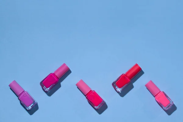 Groupe Vernis Ongles Lumineux Bouteille Sur Fond Papier Bleu Avec — Photo