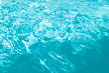 Güzel saf turkuaz su ve yüzme havuzu.