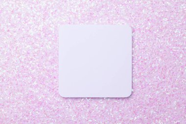 Küçük payetler çeşitli parlak bir gökkuşağı arka plan üzerinde beyaz etiket.