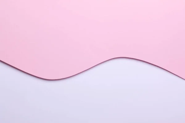 Abstraktní geometrické světlé pastelové dvoubarevná plochý ležela papírové pozadí sestávající ze 2 odstínů - světle růžová a bílá s místem pro nápis. — Stock fotografie