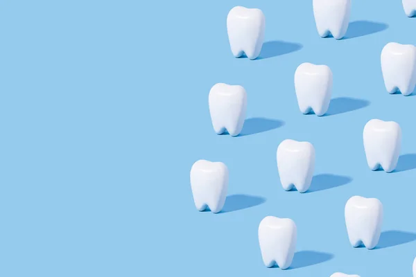 Pola gigi putih pada latar belakang kertas biru. — Stok Foto