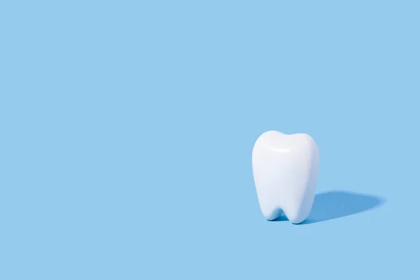 Vita tänder mönster på en blå papper bakgrund. — Stockfoto