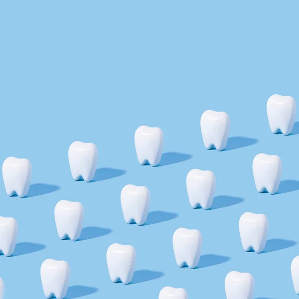 Pola gigi putih pada latar belakang kertas biru. — Stok Foto