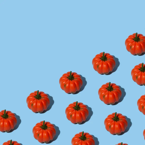 Padrão de halloween conceitual com abóbora decorativa em um fundo azul com lugar para inscrição . — Fotografia de Stock