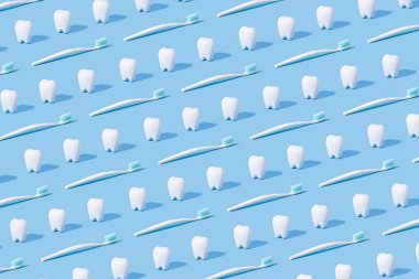 Mavi bir arka planda beyaz dişler ve diş fırçası deseni.