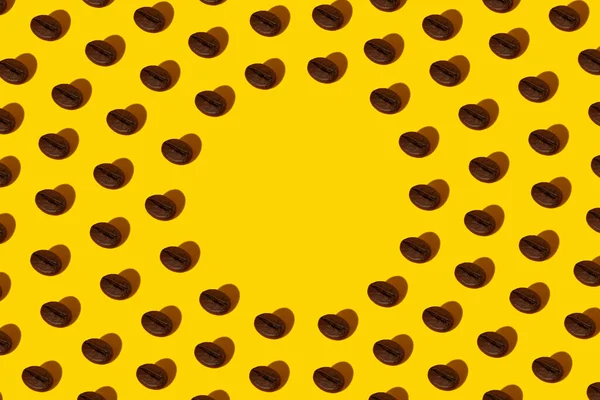 Kreative Helle Collage Aus Echten Makrofotos Ausgewählter Kaffeebohnen Auf Gelbem — Stockfoto