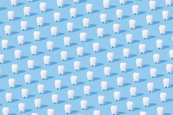 青い紙の背景に白い歯のパターン — ストック写真