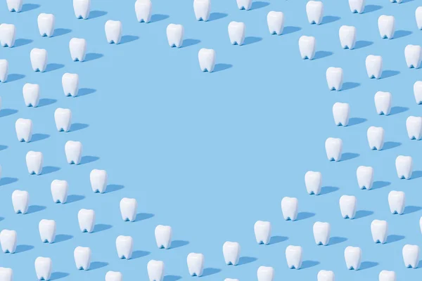 Pola Gigi Putih Pada Latar Belakang Kertas Biru Dengan Tempat — Stok Foto