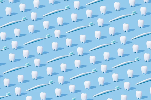 Gigi Putih Dan Pola Sikat Gigi Pada Latar Belakang Kertas — Stok Foto