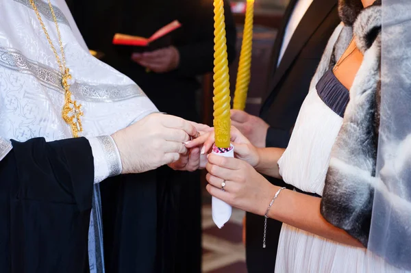 Sacerdote Pone Anillos Novia Novio Durante Ceremonia Boda — Foto de Stock