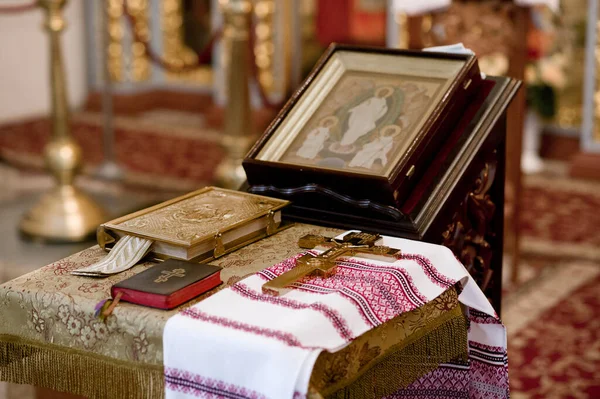 Atributos Iglesia Dorada Yacen Sobre Mesa Para Ceremonia — Foto de Stock