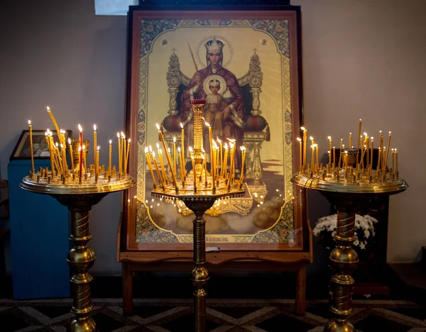 Gran Icono Virgen María Está Iluminado Por Muchas Velas Amarillas — Foto de Stock