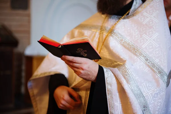 Sacerdote Vestido Iglesia Blanca Lee Pequeño Libro Oraciones Durante Una — Foto de Stock