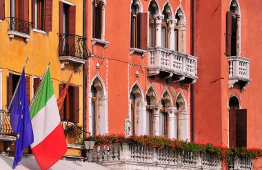 Turuncu duvarları ve Venedik tarzı pencereleri olan eski bir ev.