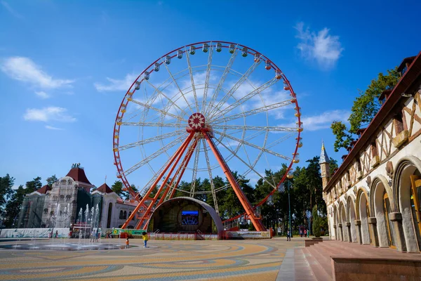 Kharkiv / Ukrayna - 14.09.2017: Gorky Park 'ta dönme dolap