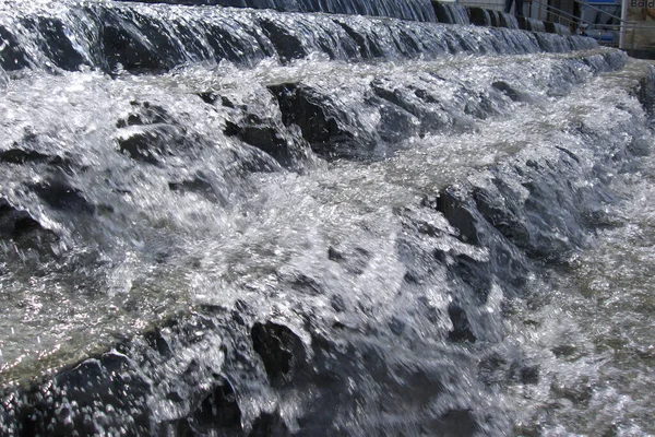 Su damlası, su damlası, çağlayan çeşme.