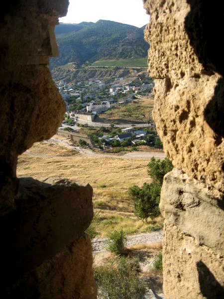 Dağdaki kaleden köyün manzarası