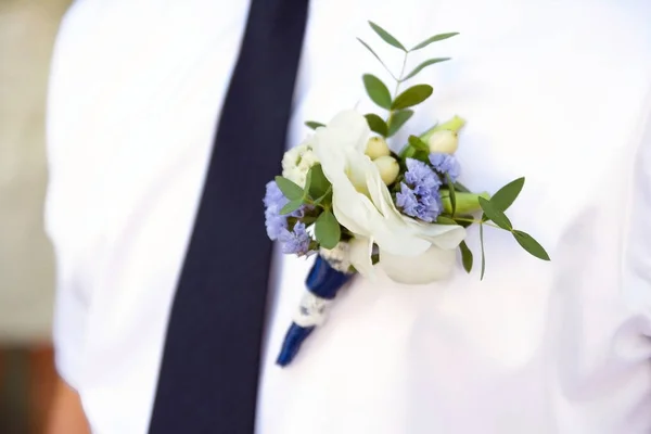 Damadın ceketinde yaka çiçeği, damat.