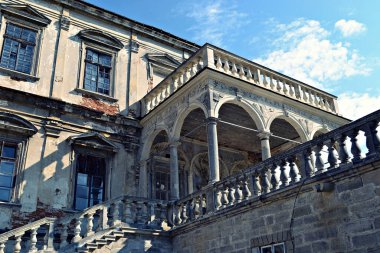 Eski mimari. Podhorcach 'taki Pidhirtsi Kalesi, Ukrayna' nın batısındaki Lviv Oblastı 'ndaki Pidhirtsi köyünde bulunan şato-kale yerleşim yeri..