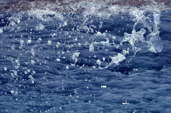 Su sıçrıyor, mavi deniz, su damlaları