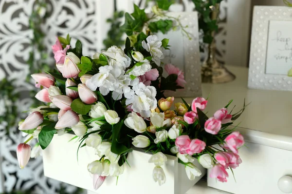 Çiçek demeti, düğün dekoru, laleler.
