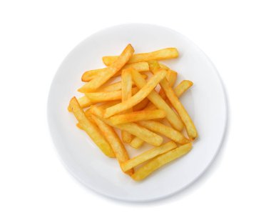 Beyaz arka planda izole edilmiş beyaz tabakta patates kızartması.