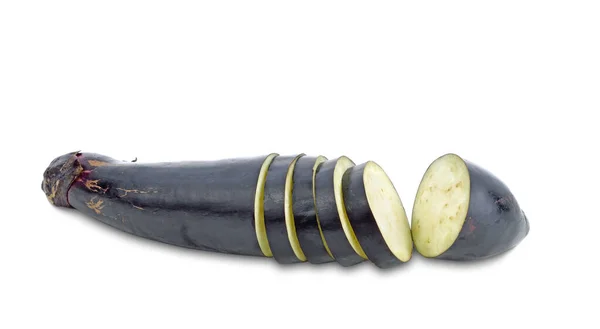 Beyaz arka planda izole edilmiş taze mor patlıcan.