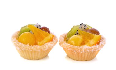 Beyaz arkaplanda izole meyveli turtalar